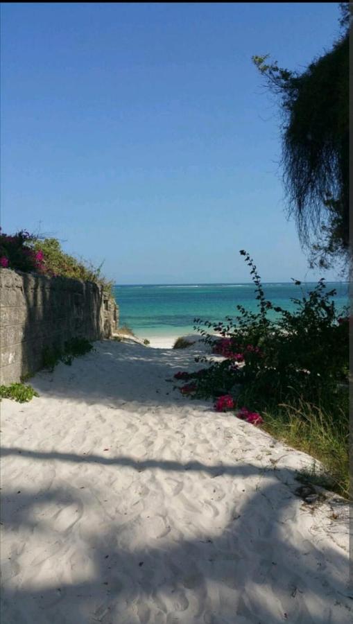 Beach Front Studio Apartment Nyali Beach Bagian luar foto
